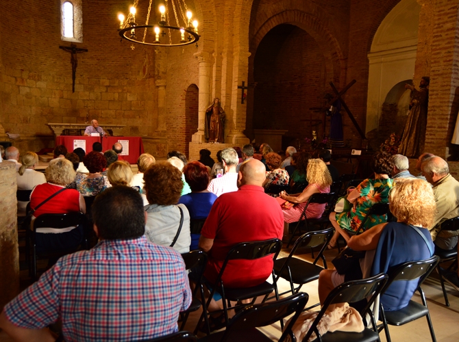 La ponencia se desarrolló en la iglesia de San Tirso