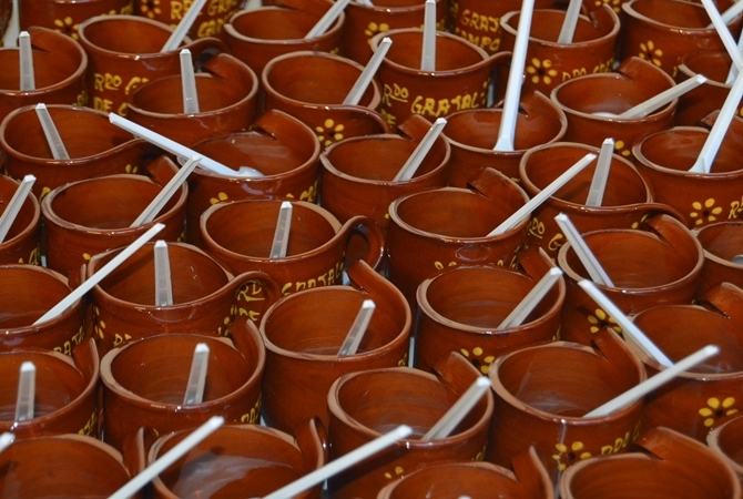La &#039;cata&#039; de chocolate se hace en un cacharro de barro conmemorativo. Imagen: Chemi P&eacute;rez