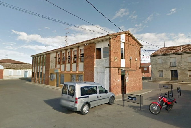 El bar radica en la segunda planta de las antiguas escuelas del pueblo