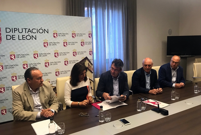 Momento de la presentaci&oacute;n, esta ma&ntilde;ana, en la sede de la Diputaci&oacute;n