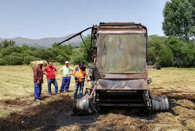 Los miembtos de la Asociación de Protección Civil El Refugio, observando la empacadora calcinada. Foto: @ElRefugioAVPC