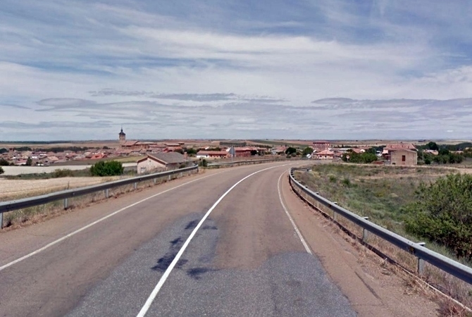 CL-613 a su paso por Grajal de Campos