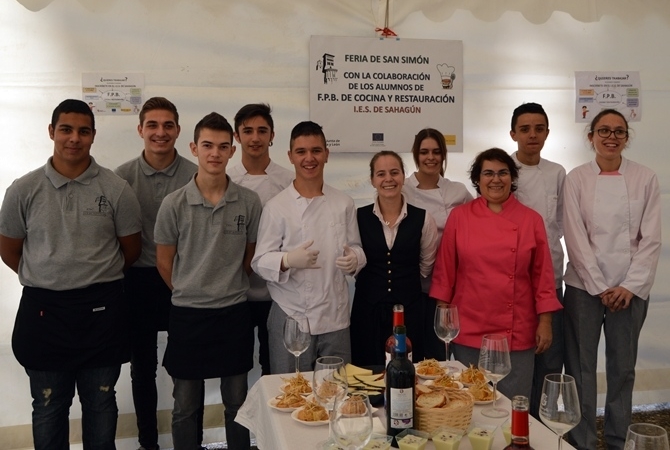 Almudena Redondo, en el centro, con chaleco negro, junto a un grupo de alumnos del centro