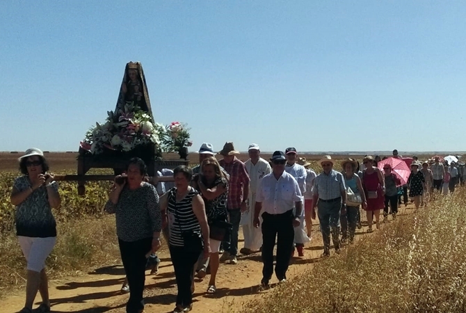 Decenas de romeros arroparon a la Virgen del P&aacute;ramo en su d&iacute;a grande. Imagen: Juanda Rodr&iacute;guez