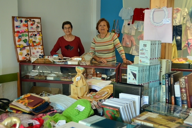 El mercadillo ocupa un local frente al Centro de Salud de Sahag&uacute;n