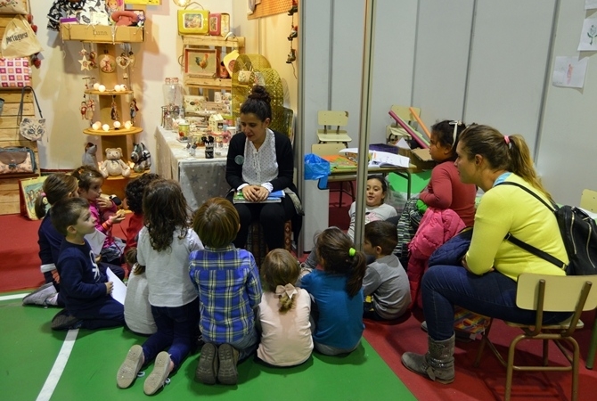 Silla de los Cuentos en el stand de Librería Luna