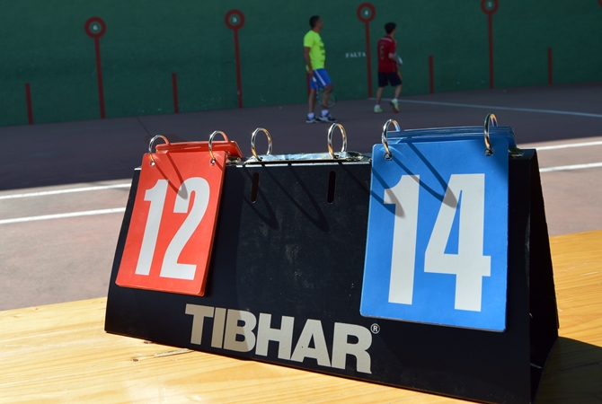 Parejas de Sahag&uacute;n y Cea participan en la competici&oacute;n de frontenis masculino