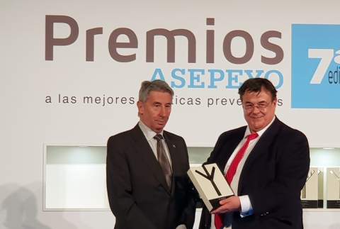 El director de Castillo Grupo, Juan José Monje (D), recogiendo el premio a las mejores prácticas