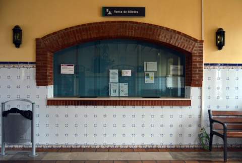 La taquilla de la estación de Sahagún sigue cerrada