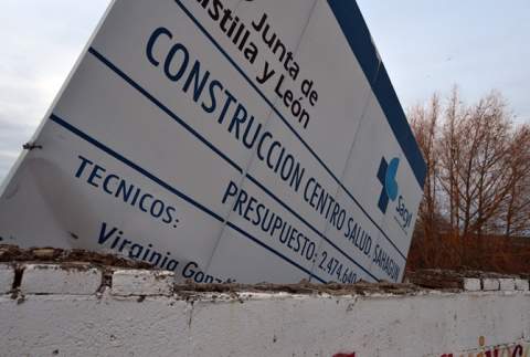 Un cartel a medio caer como testimonio del Centro de Salud que no fue Un cartel a medio caer como testimonio del Centro de Salud que no fue