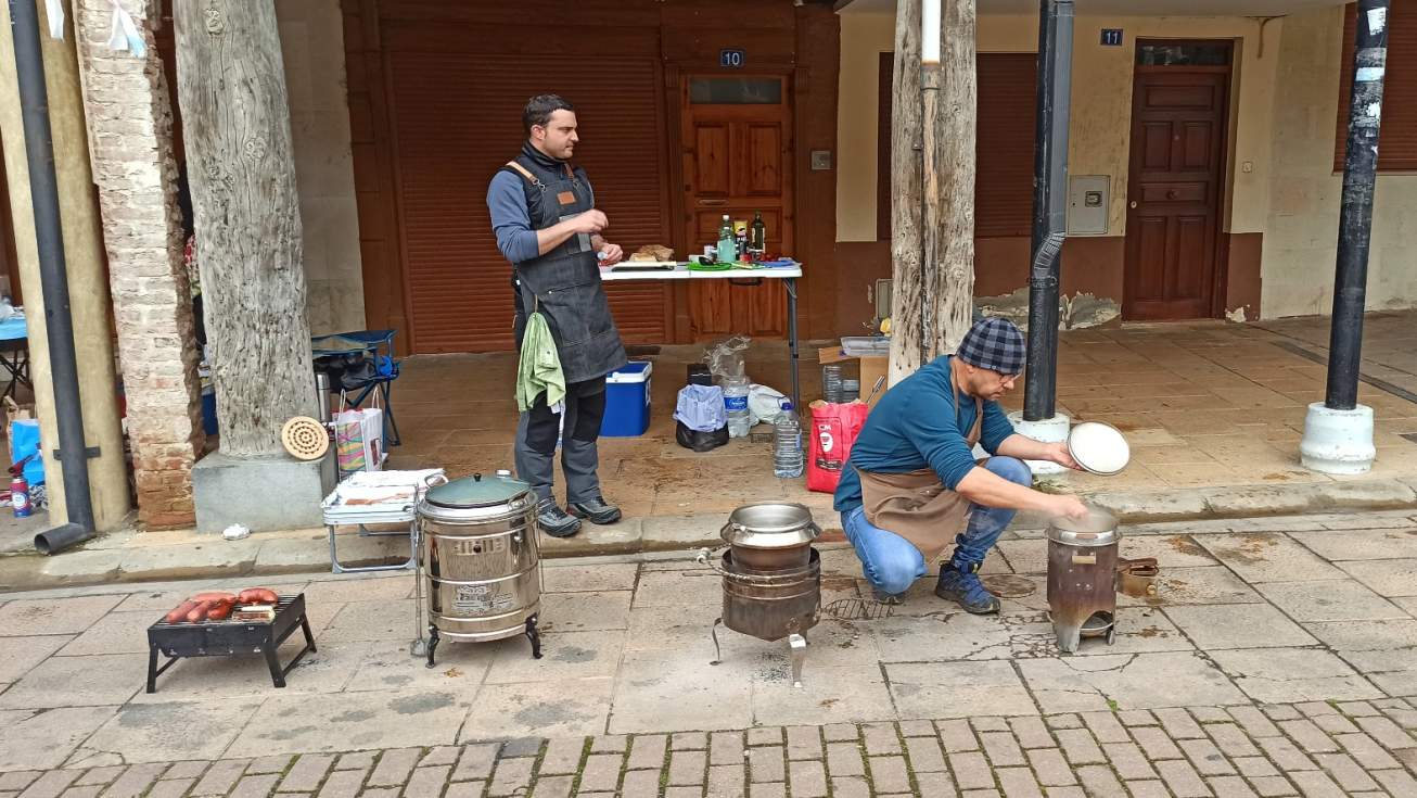 Humean a fuego lento 69 ollas en Sahag&uacute;n