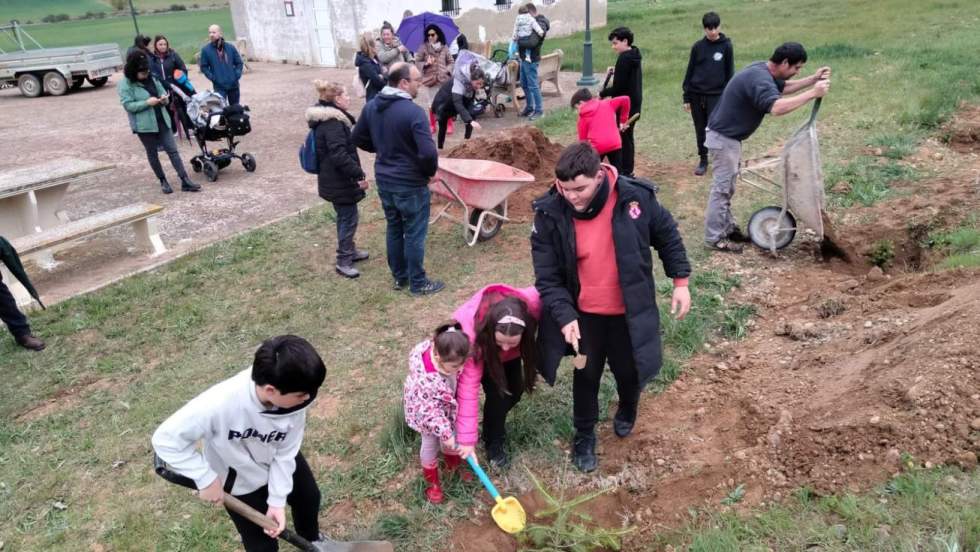 El CRA de El Burgo Ranero une a sus escuelas en Villamizar para celebrar el D&iacute;a Forestal Mundial