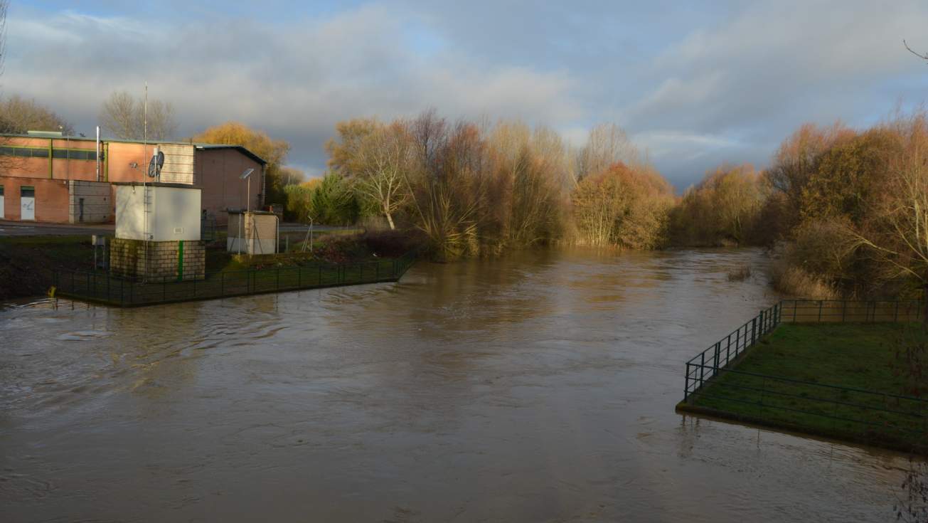 El Cea entra en aviso rojo a su paso por Sahag&uacute;n y sigue creciendo