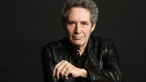 El roquero Miguel Ríos lleva su voz al IES de Sahagún para sumarse al Día escolar de la no violencia y la paz