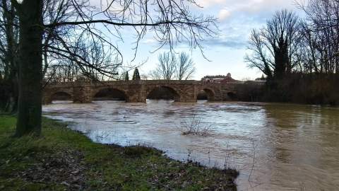 El río Cea entra en nivel amarillo a su paso por la estación de Villaverde de Arcayos