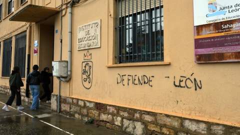 El Ayuntamiento de Sahagún lamenta la degradación del patrimonio público tras una oleada de pintadas