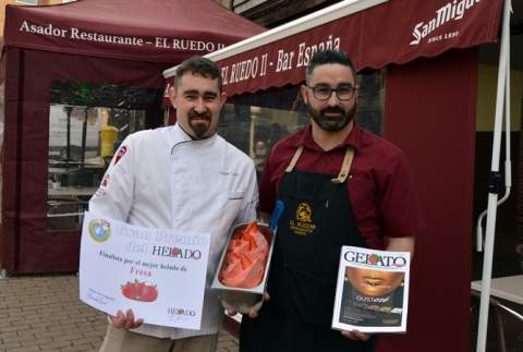 Dos de los hermanos Lazo con el helado ganador