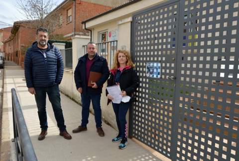Los portavoces de la oposición, esta mañana, a las puertas de la guardería municipal