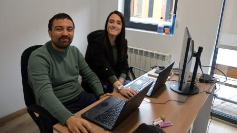 María y Abel compatibilizan el teletrabajo con los talleres formativos