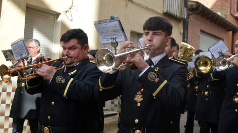 Cornetas, tambores y bombos anuncian en Sahagún el inicio de su tiempo de Pasión