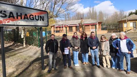 Los candidatos de UPL a las Cortes critican las políticas sanitarias del PP en el medio rural con el Centro de Salud de Sahagún como ejemplo