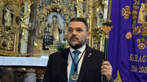 Piques, euros y mucha fe: la Subasta de los Pasos de Sahagún reparte el honor de la 'Santa lleva'