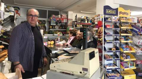 Imagen de Vicente Celada Calvo regentando su tienda de alimentaci&oacute;n