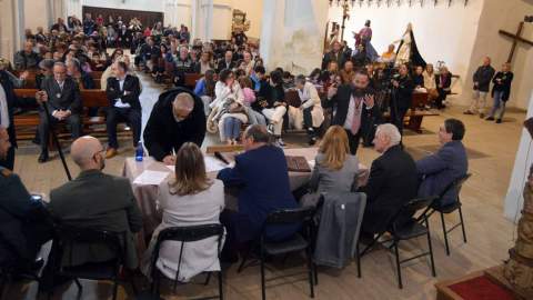 Momento de la Subasta de los Pasos, en la iglesia de San Lorenzo