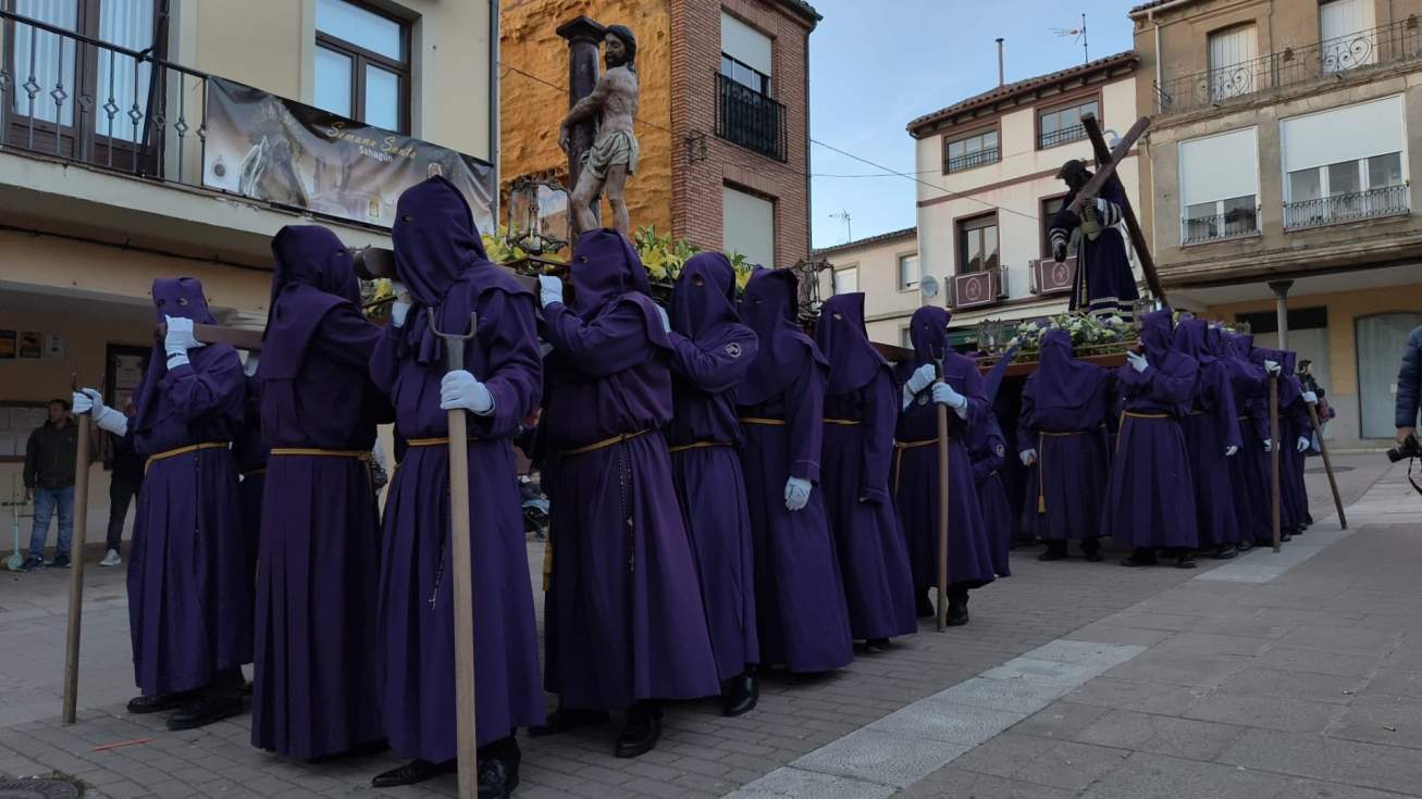 Sahag&uacute;n se funde en el abrazo de la despedida bajo el ta&ntilde;ido de la Hora Nona