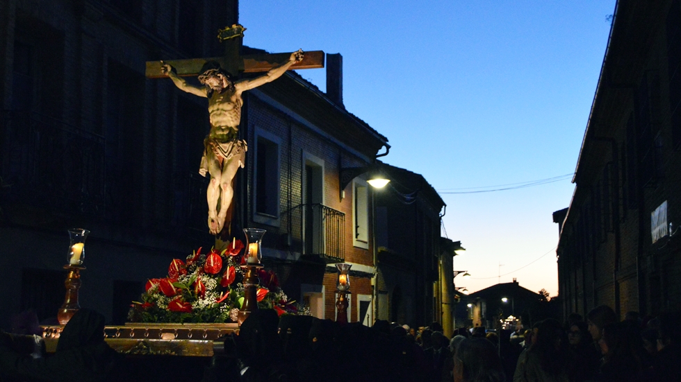 Bombo, trompa, carraca. Sahag&uacute;n se hace silencio al paso del Nazareno
