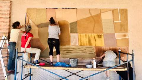 Vallecillo acoge un curso de revestimientos artísticos con tierra impartido por Rocío Merlos