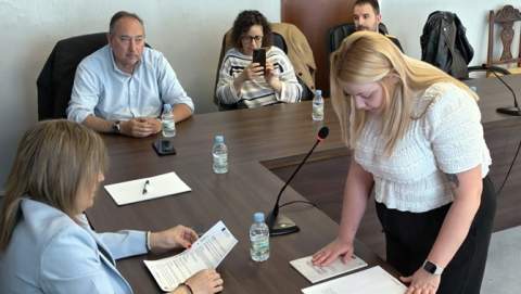 Julia Carracedo asume el cargo de concejala y gestionará el área de Promoción Económica y Festejos