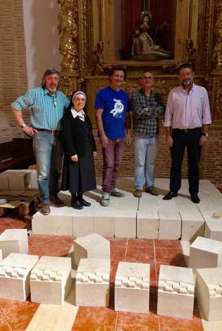 El escultor, en el centro, junto a representantes del Ayuntamiento y el convento Santa Cruz