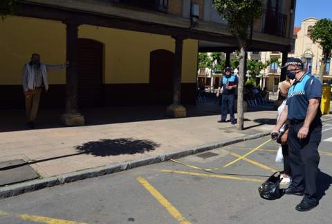 Trabajadores municipales y el concejal de área, Zacarías Gutiérrez, esta mañana, midiendo la zona de mercado