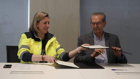 Momento de la firma del protocolo entre la Junta y Cobadú