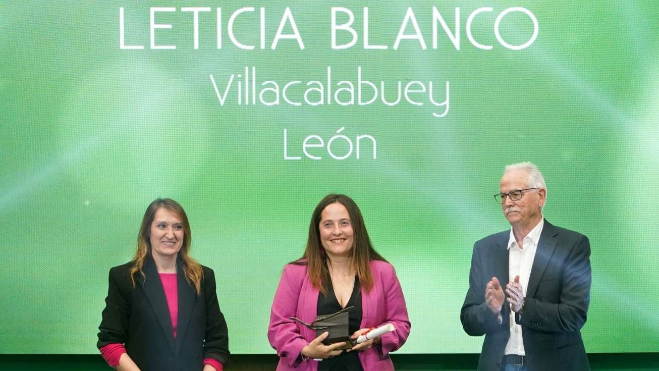 Leticia Blanco Rodr&iacute;guez alza el galard&oacute;n de los Premios Surcos en la gran fiesta del campo de Castilla y Le&oacute;n