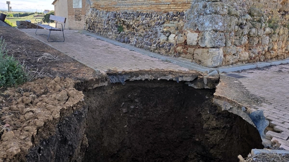 Un nuevo hundimiento en las bodegas subterr&aacute;neas vuelve a amenazar la estabilidad de la torre de Villamoratiel de las Matas