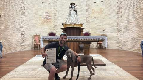 Sahagún sella el ecuador del reto solidario del 'influencer' Iñigo Tina en su camino a Santiago