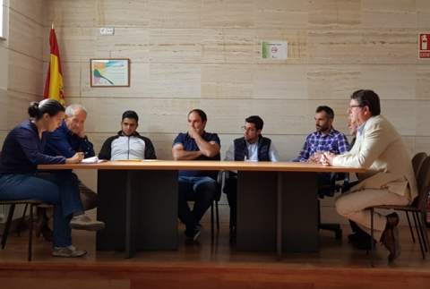 Antolín, quinto por la izquierda, es el alcalde de Cea