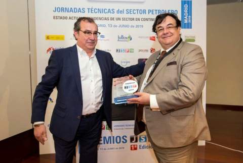 El premio fue entregado por Julio Benito al director de Castillo Grupo, Juan José Monje González (D)