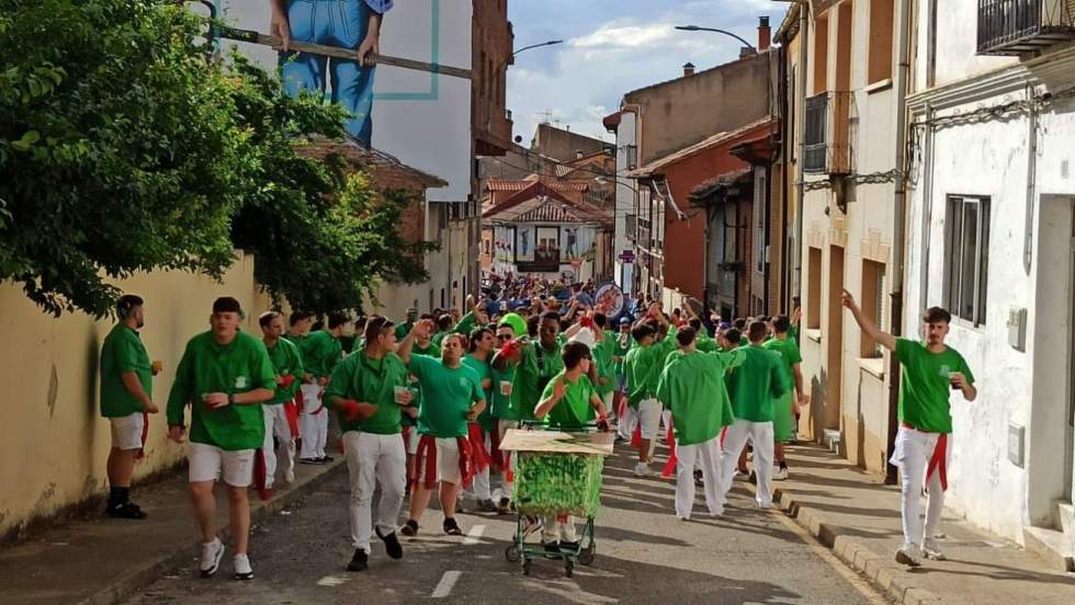 Sahag&uacute;n cierra sus fiestas de San Juan con la tradicional comida de pe&ntilde;as, encierros y la traca final