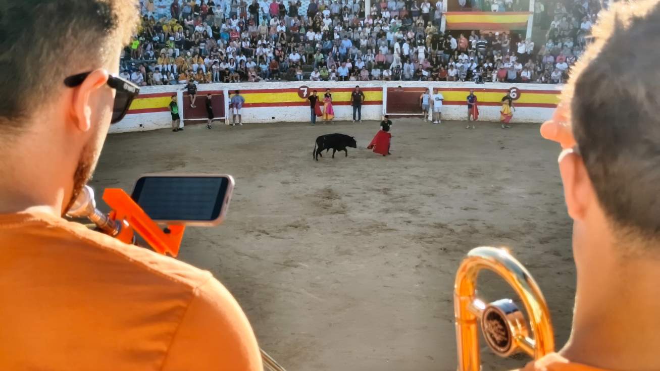 Sahag&uacute;n se rinde al ambiente de las pe&ntilde;as en una multitudinaria jornada de apertura