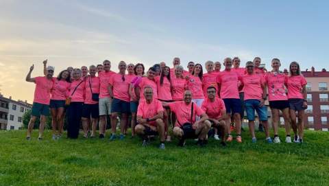 Foto de familia de los 35 atletas que toman parte en la prueba
