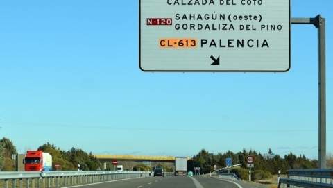 Un varón de 30 años resulta herido y atrapado en el vuelco de su turismo en Sahagún