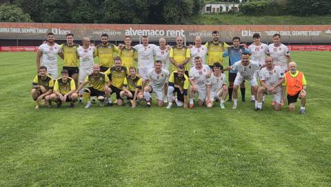 Sahagún y Tineo refuerzan sus lazos de hermandad con el tradicional duelo de fútbol entre veteranos