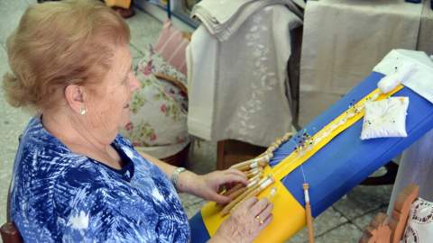 Cincuenta artesanas llevan a Cea el compás y la tradición del encaje de bolillos
