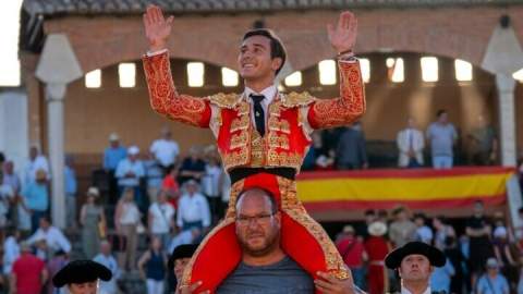 Ismael Martín sale a hombros en Sahagún tras cortar tres orejas