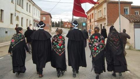 Quintas y quintos encabezan la marcha solemne hasta la iglesia