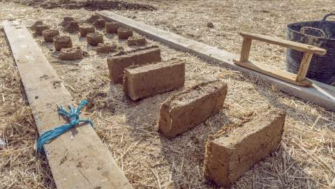 Las construcciones tradicionales del sur leonés se levantaron con tierra. Imagen: Fundación Rehabitar la Tierra