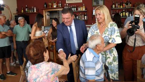 Visita de Luis Miguel González Gago a uno de los establecimientos sorianos 'agraciados'